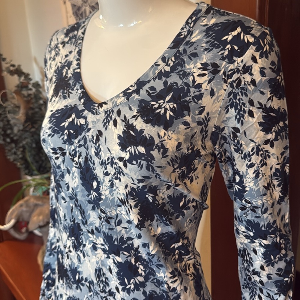 NWT northern reflections size small Floral V-Neck Long Sleeve Top